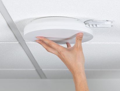 Mobile image of a 510 WAP being installed easily on the ceiling